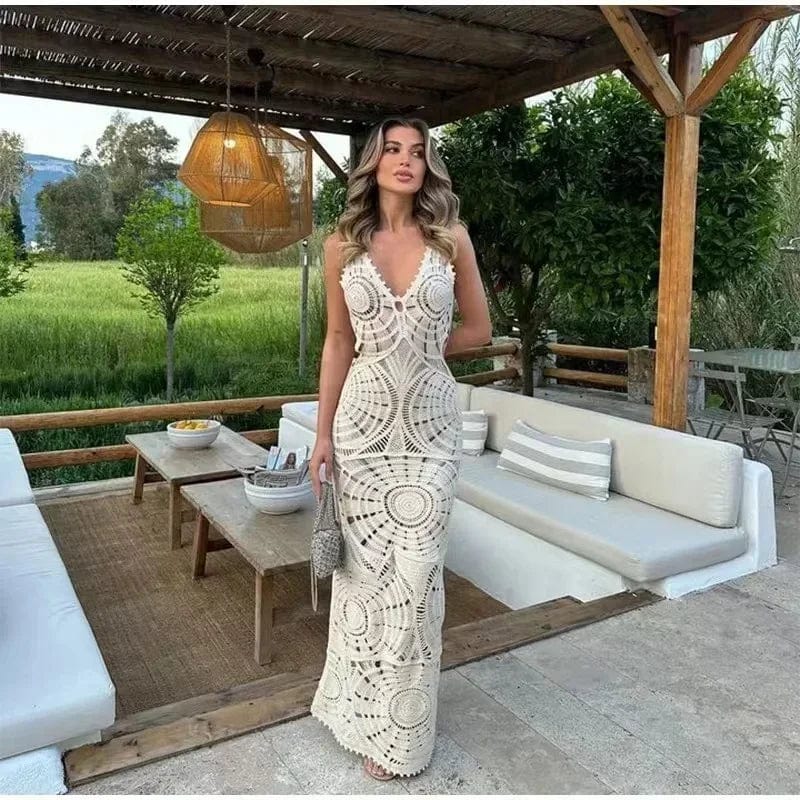 Robe bohème blanche d'été, longue avec dentelle, idéale pour soirée chic ou mariage, silhouette trapèze et sans manches.