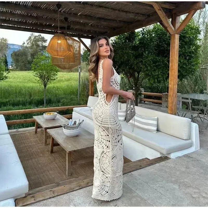 Robe bohème blanche longue en crochet, idéale pour l'été, avec une silhouette trapèze et sans manches, parfait pour une journée à la plage.