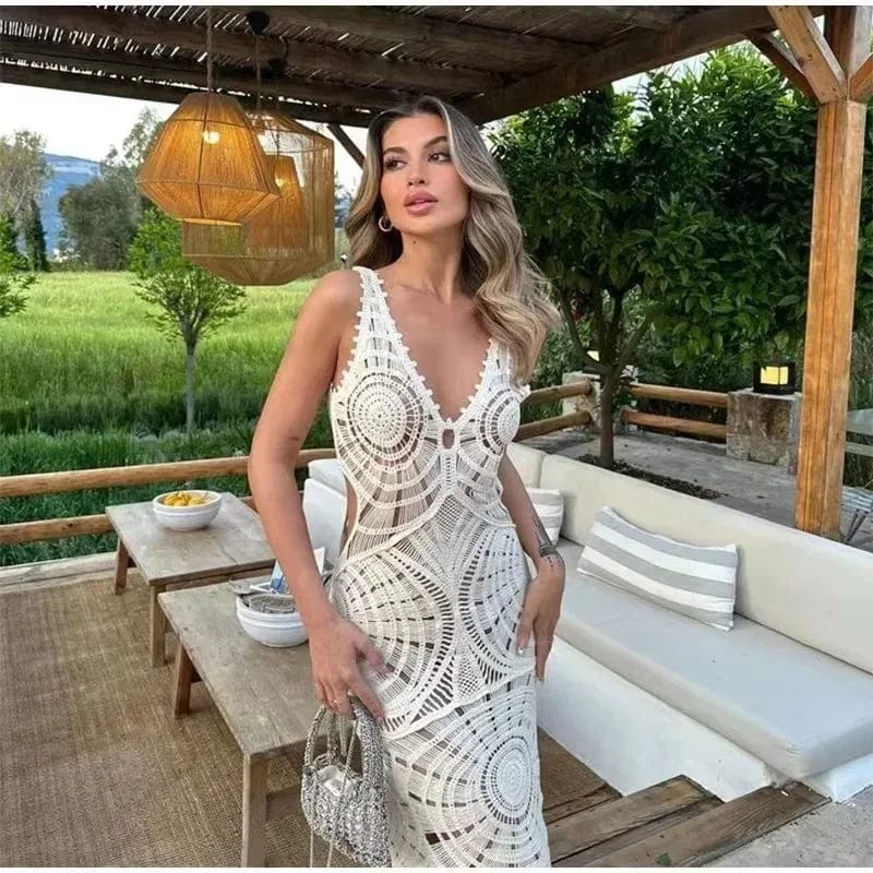 Robe bohème blanche d'été moulante midi sans manches pour une allure élégante et confortable lors de soirées estivales ou événements casual.