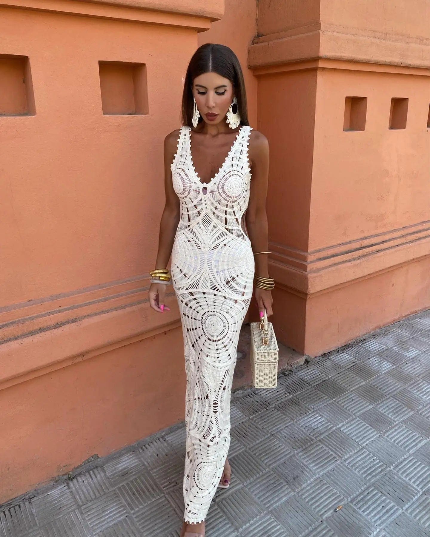 Robe bohème blanche longue en crochet idéale pour l'été avec silhouette droite et sans manches, parfaite pour une soirée décontractée ou un événement de plage.