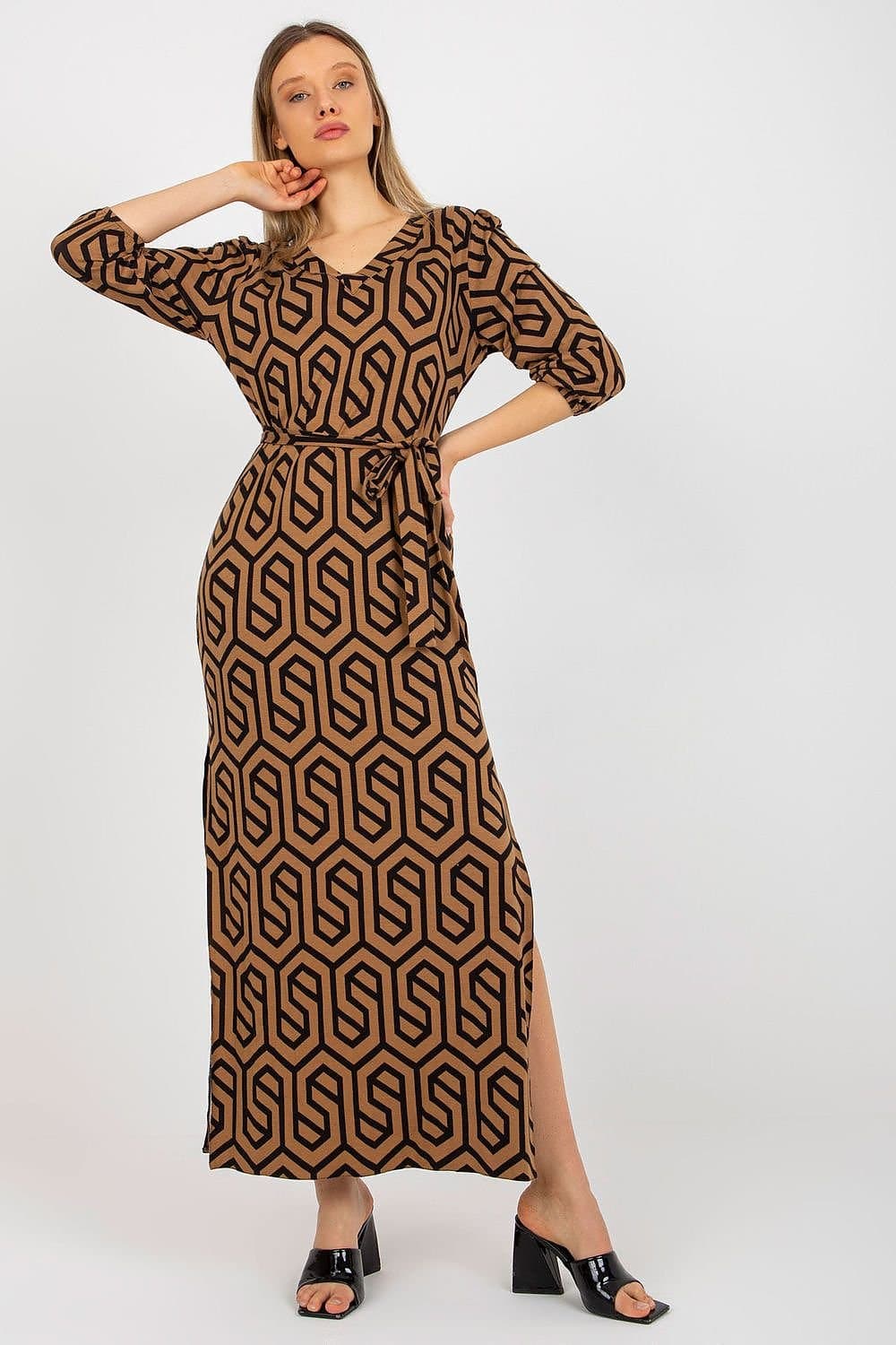 Robe de soirée chic marron longue avec manches mi-longues et motif géométrique, idéale pour événement élégant.