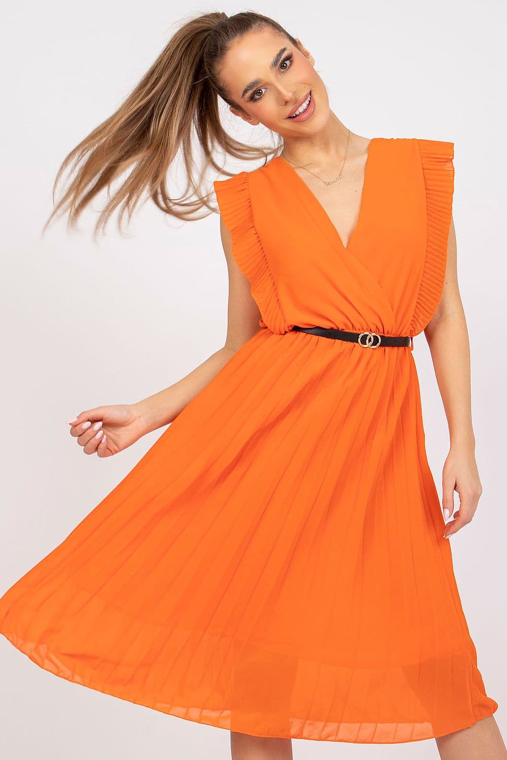 Robe de soirée chic orange midi avec ceinture noire, manches volantées et col en V, parfaite pour événements élégants.