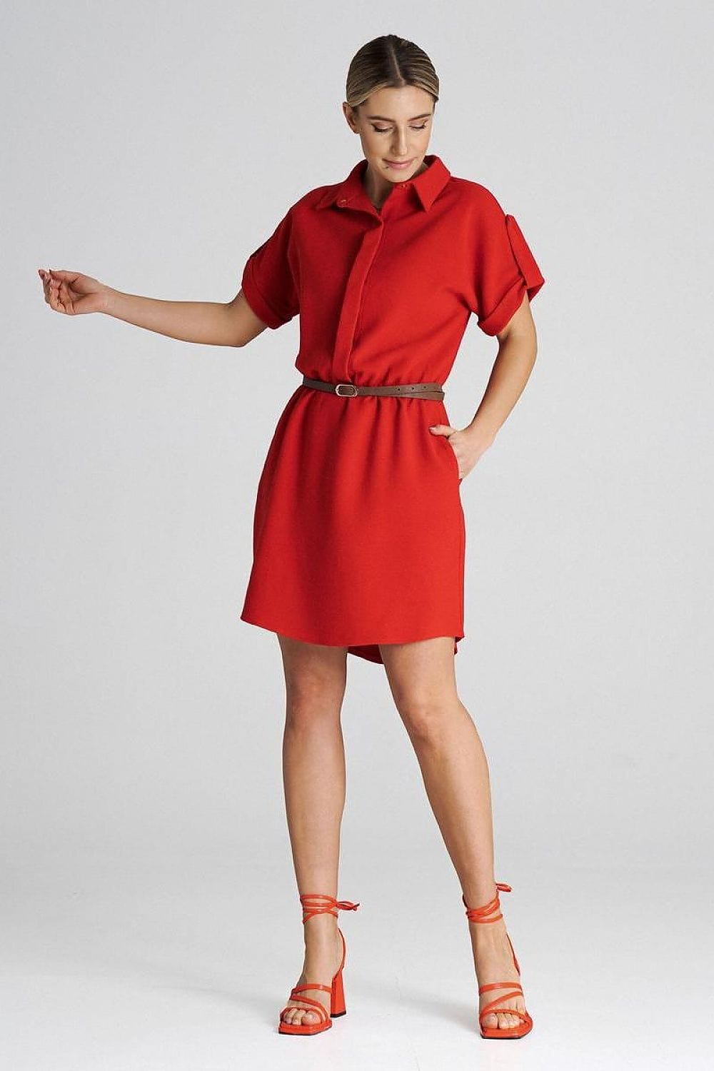 Robe rouge casual courte avec manches courtes et col chemise, ceinture marron, idéale pour un look quotidien.