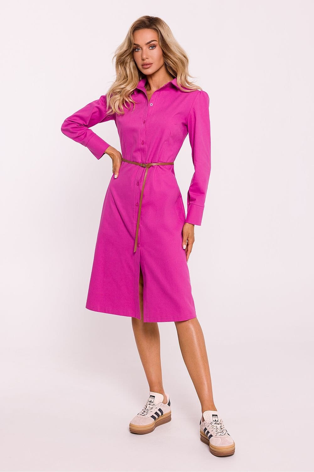 Robe chemise rose midi casual avec ceinture, manches longues et col classique pour look quotidien élégant.