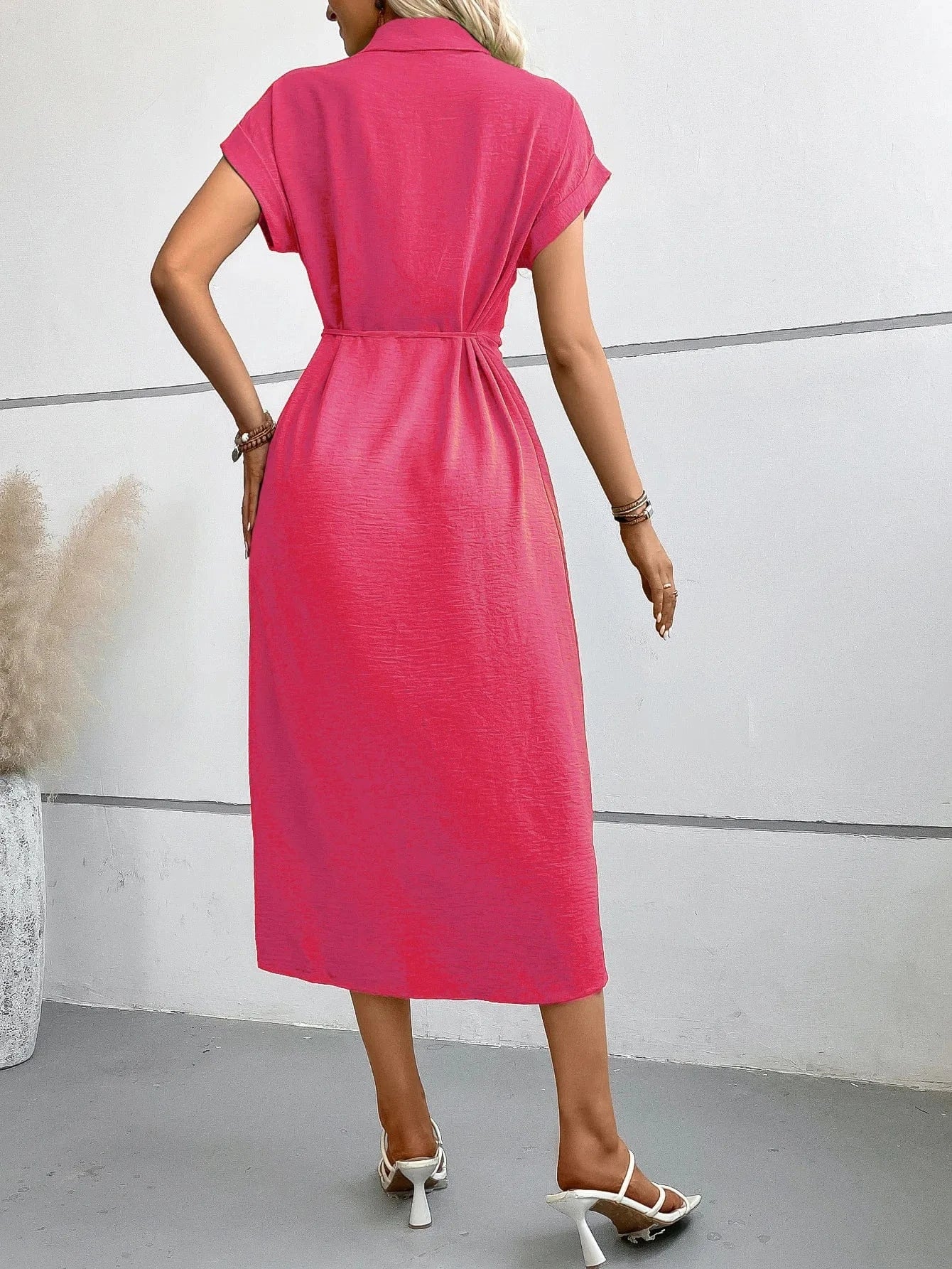 robe chemise midi manches courtes beige fluide pour look casual chic lors des sorties estivales