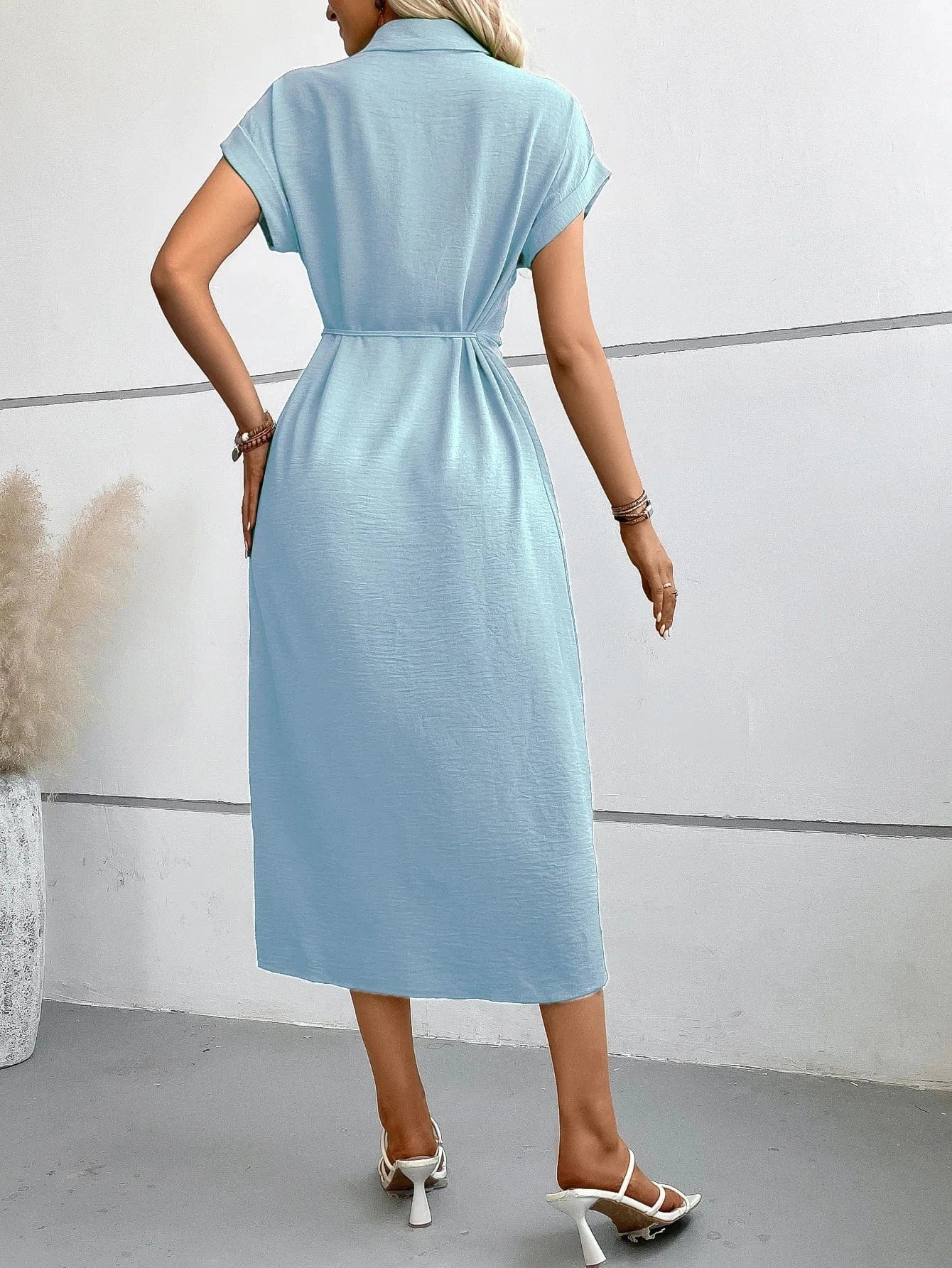 robe chemise midi manches courtes chic beige fluide été pour un look casual élégant en toute légèreté