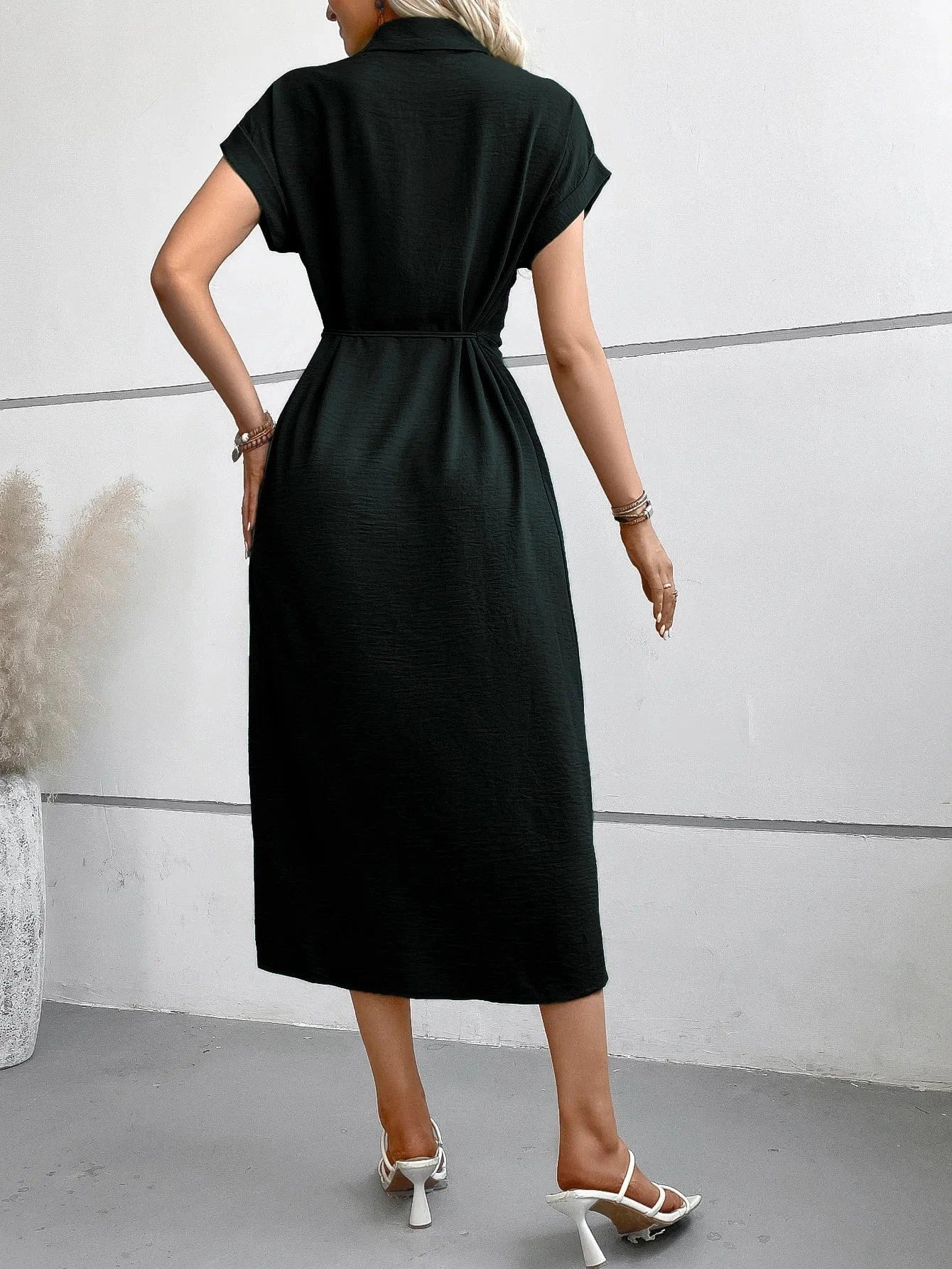 robe chemise midi manches courtes beige casual évasée idéale pour un look d'été décontracté et stylé