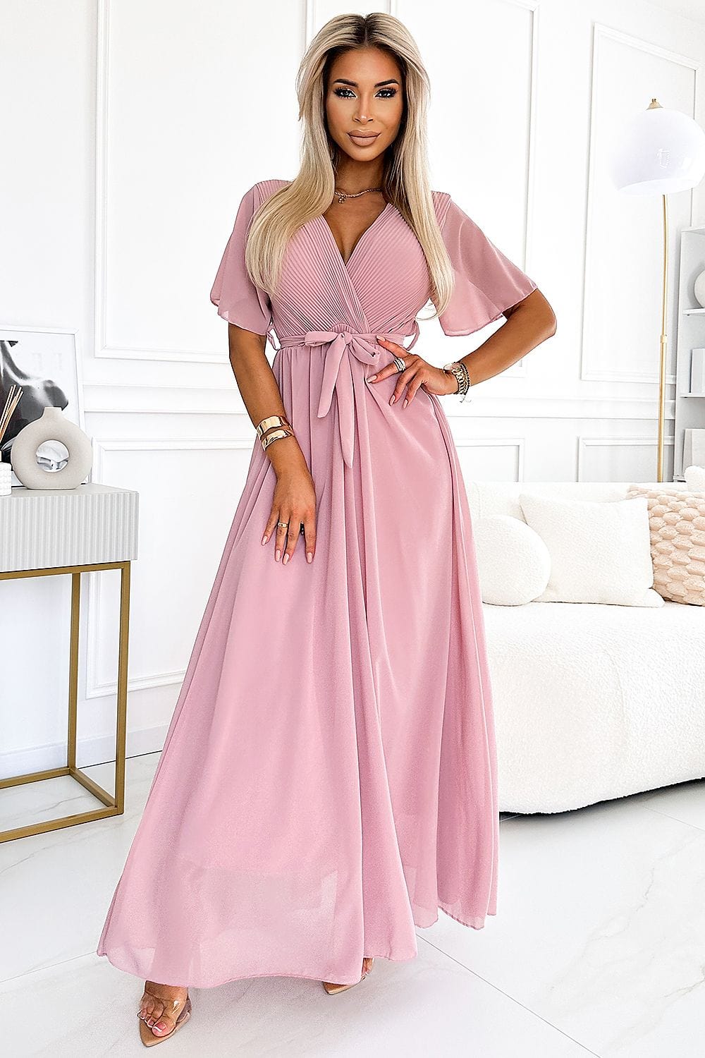 Robe de soirée chic rose longue fluide avec manches courtes pour événements élégants et occasions festives.