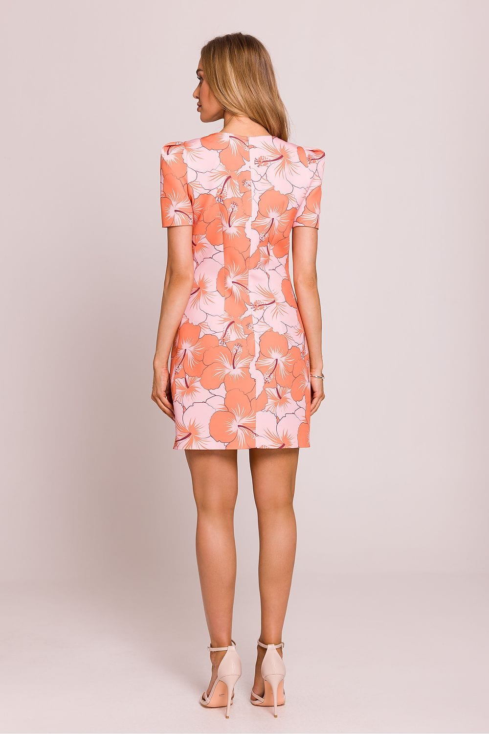 robe fleurie courte fourreau pour cocktail chic d'été, sans manches, silhouette moulante féminine