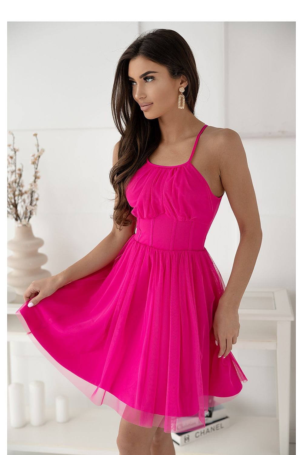 Robe cocktail évasée sans manches rose pour soirée chic, longueur midi, silhouette trapèze
