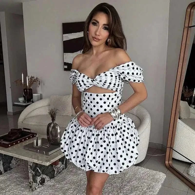 Robe courte à pois épaules dénudées