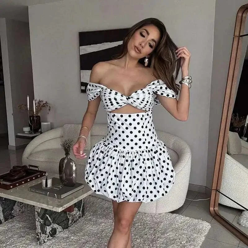 Robe courte à pois épaules dénudées