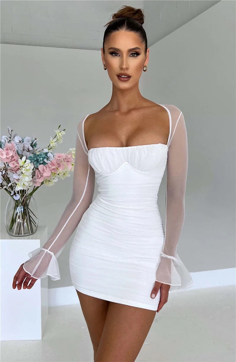 Robe blanche courte chic avec manches longues transparentes pour cocktail ou soirée.
