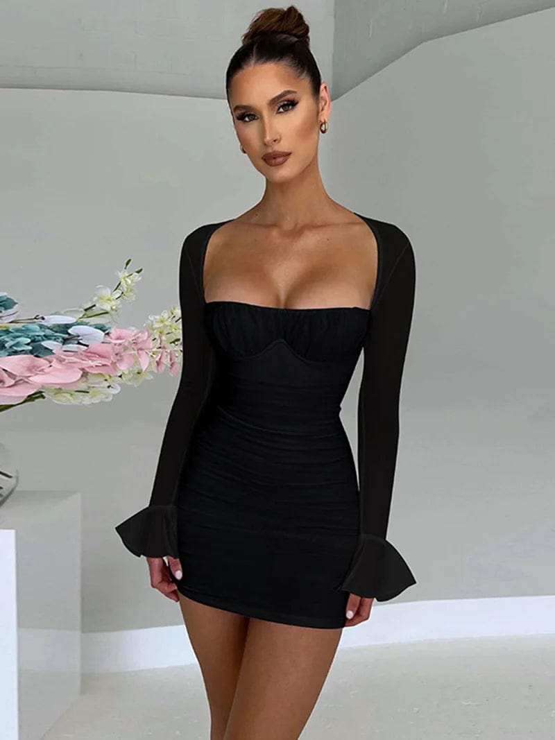 Robe noire courte chic avec manches longues transparentes pour soirée cocktail, élégante et sexy.
