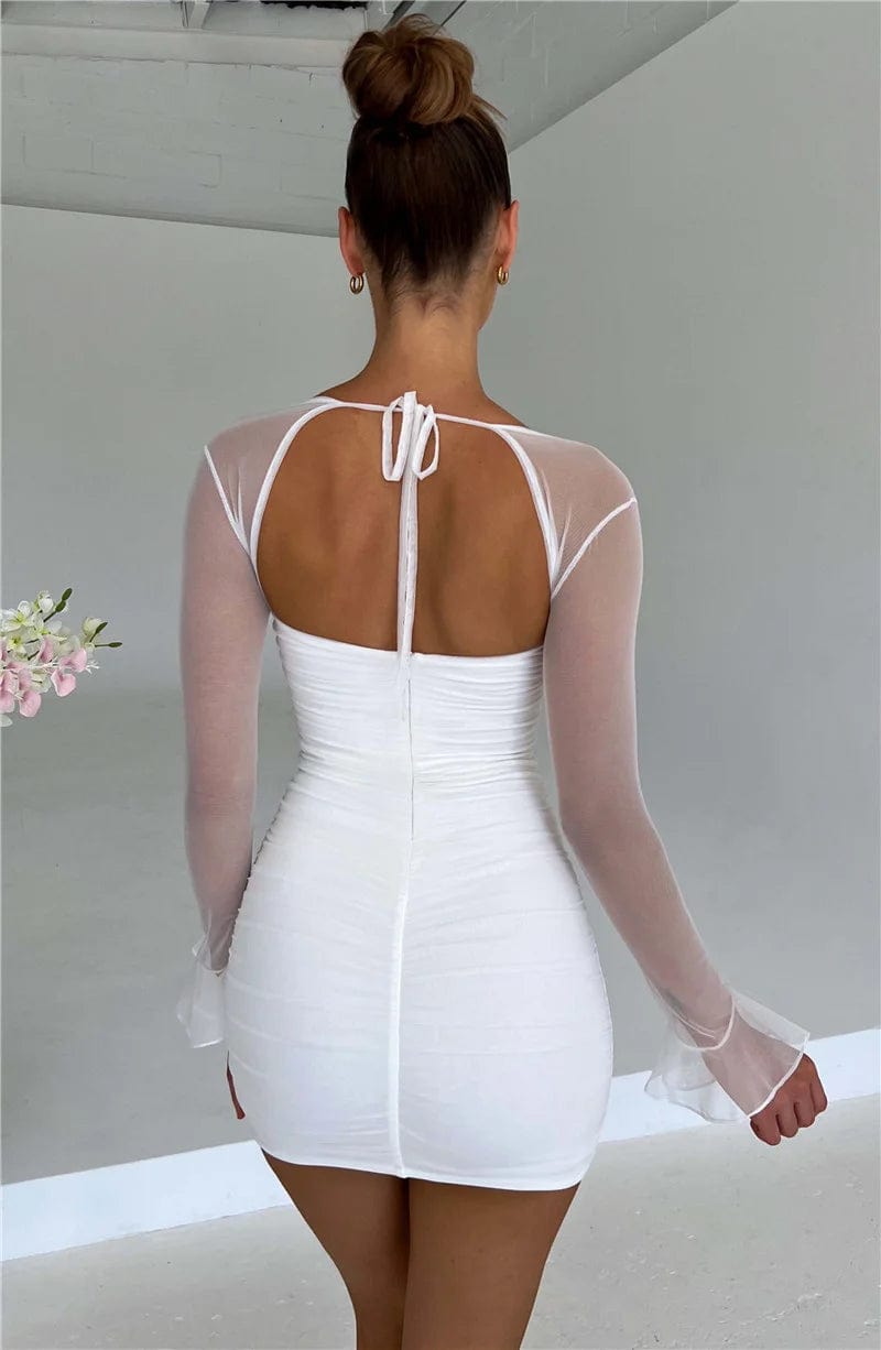 Robe blanche courte chic avec manches longues transparentes pour soirée ou cocktail.