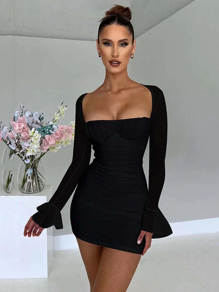 Robe courte noire soirée chic avec manches longues transparentes et décolleté carré, idéale pour cocktail ou événement glamour.