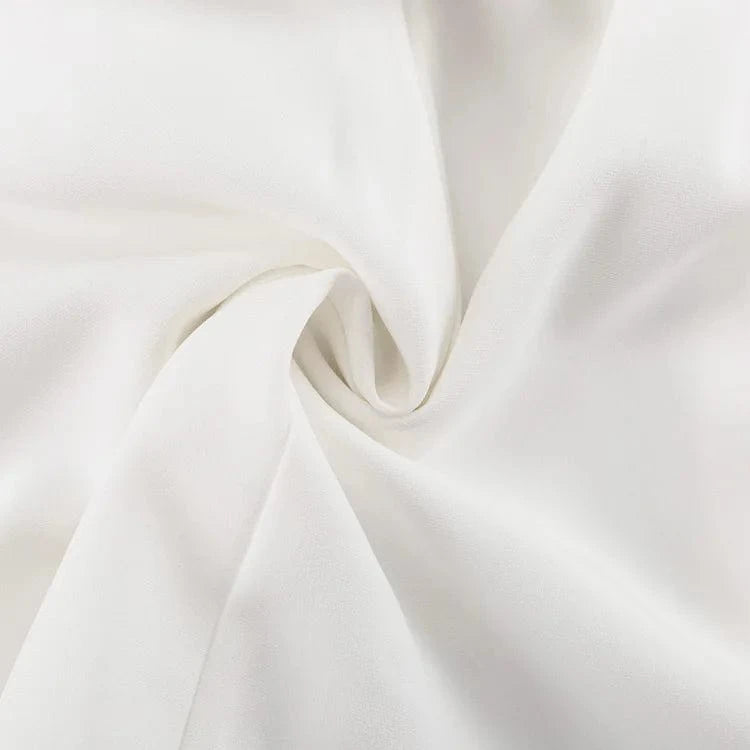 Robe courte blanche à manches longues avec fausses poches