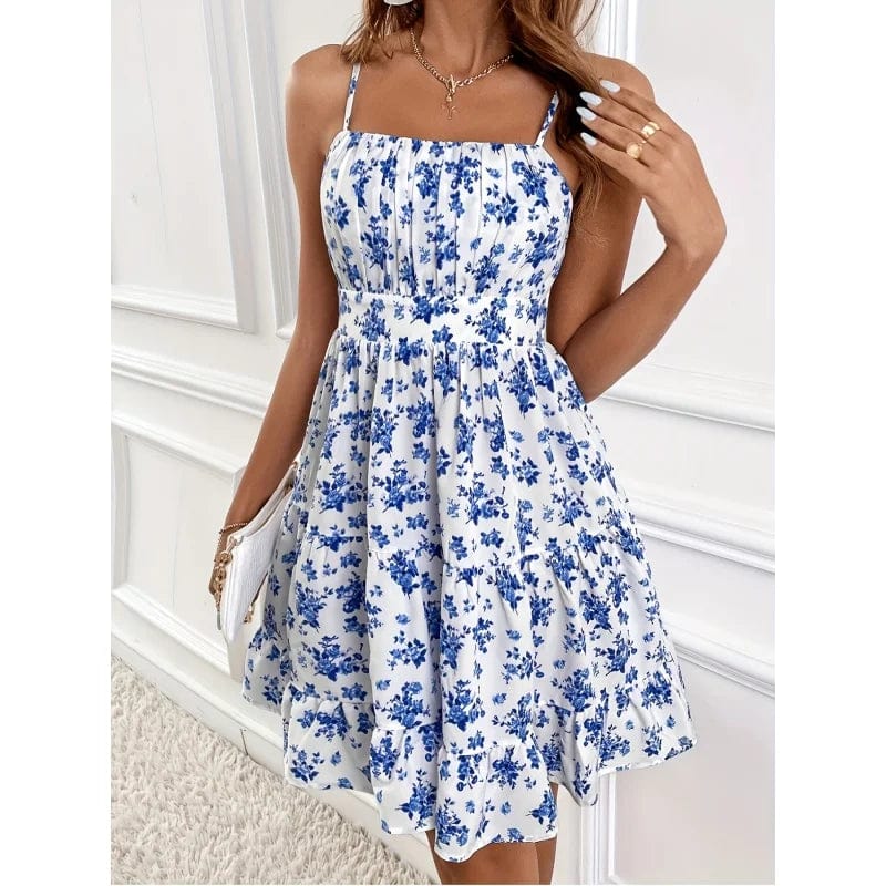 Robe courte bohème bleue et blanche à motifs floraux, idéale pour soirée estivale ou sortie décontractée, sans manches.