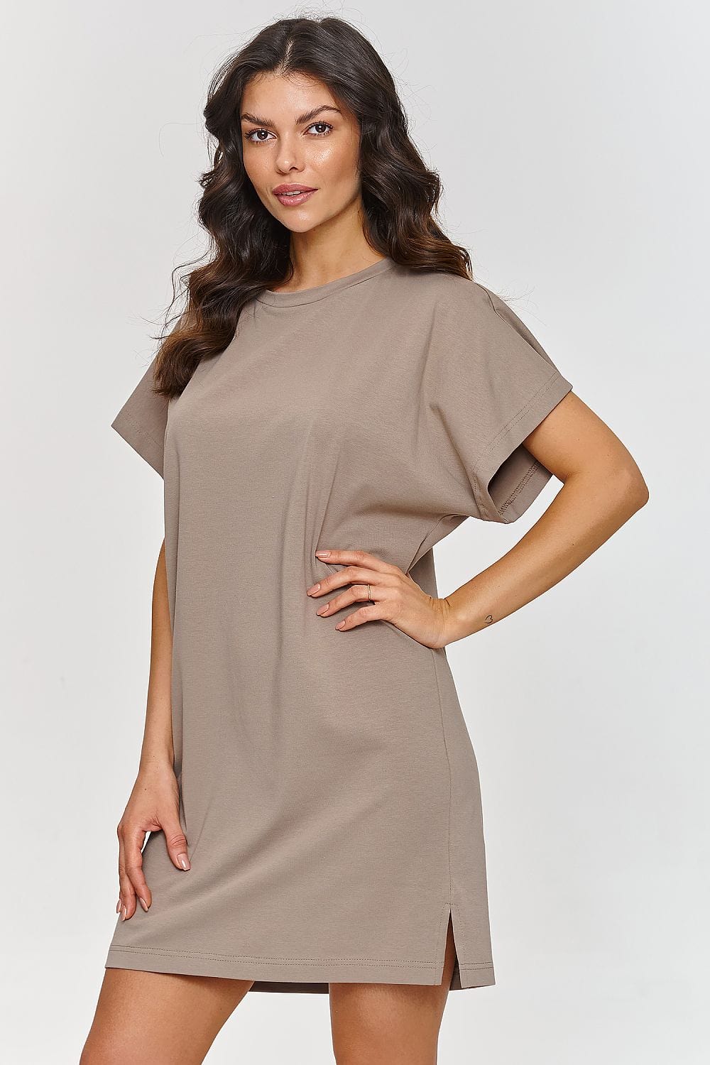 Robe courte été casual beige manches courtes pour un style décontracté et estival