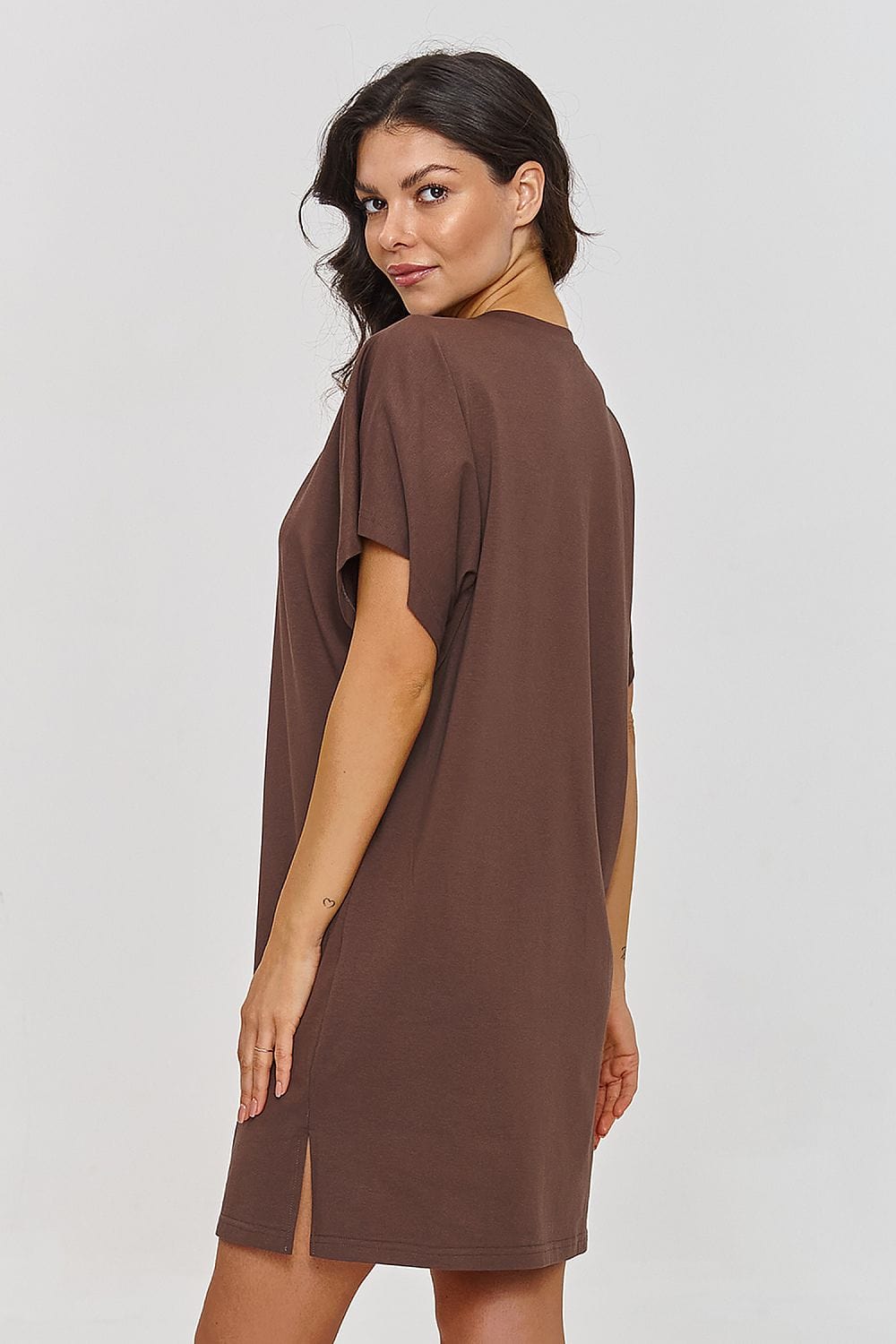 robe courte casual ample en t-shirt idéale pour l’été avec une coupe trapèze confortable et tendance