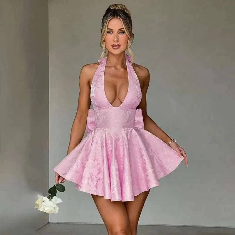 Robe courte drapée décolleté plongeant