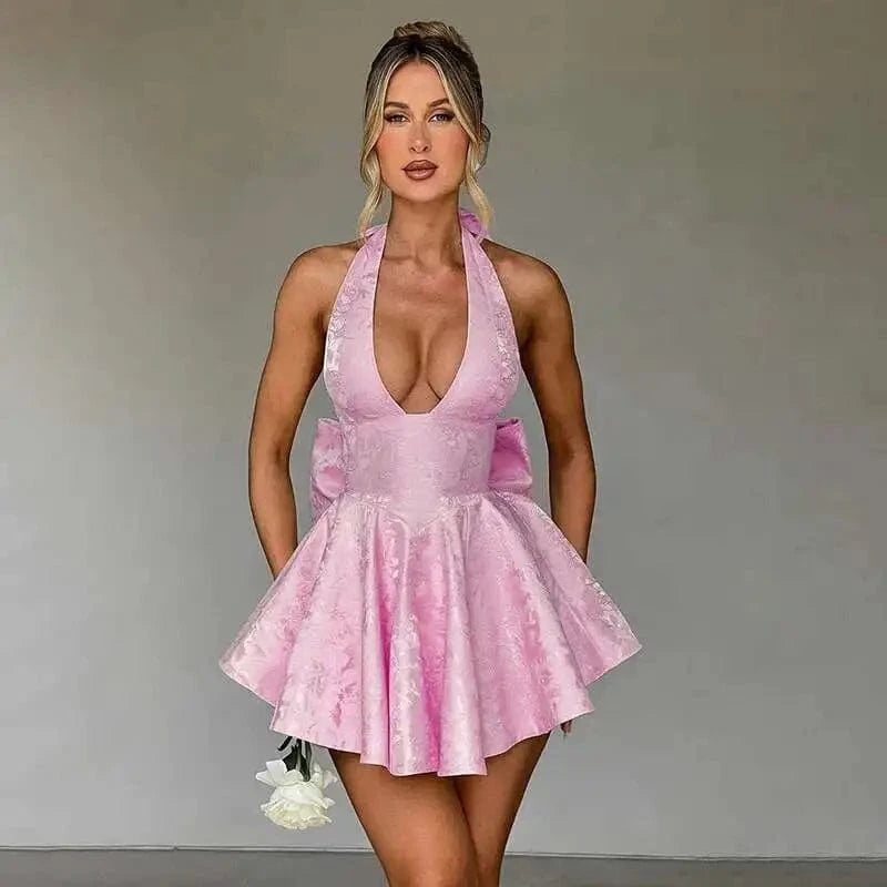 Robe courte drapée décolleté plongeant