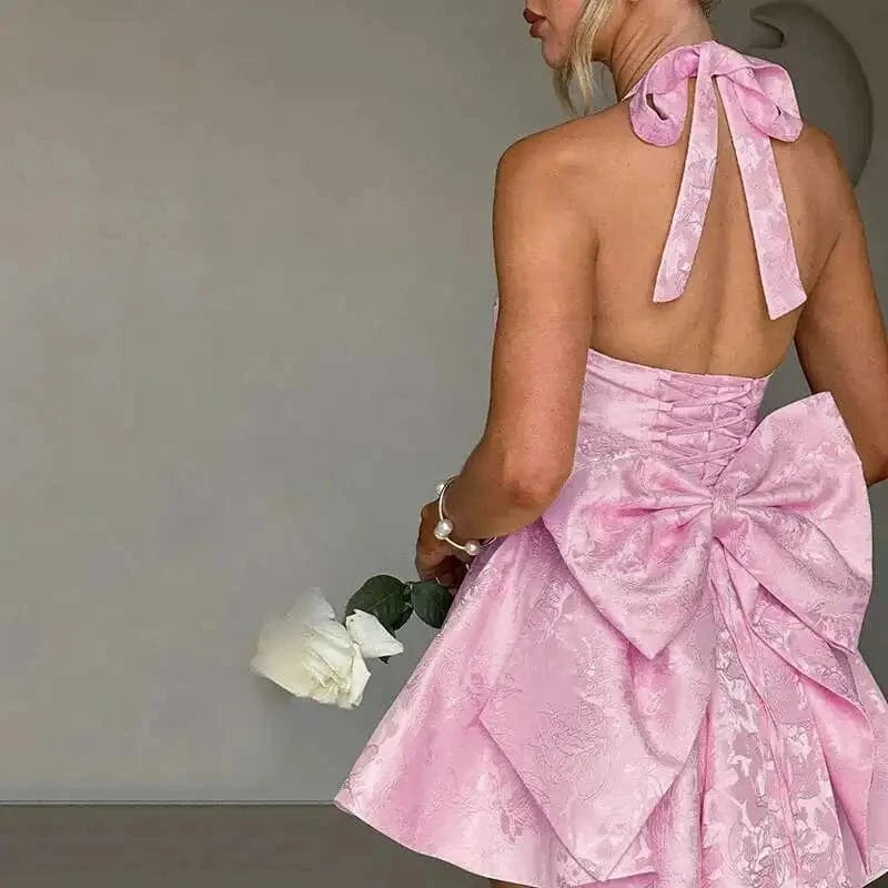 Robe courte drapée décolleté plongeant