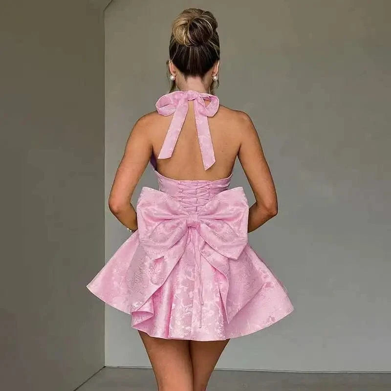 Robe courte drapée décolleté plongeant