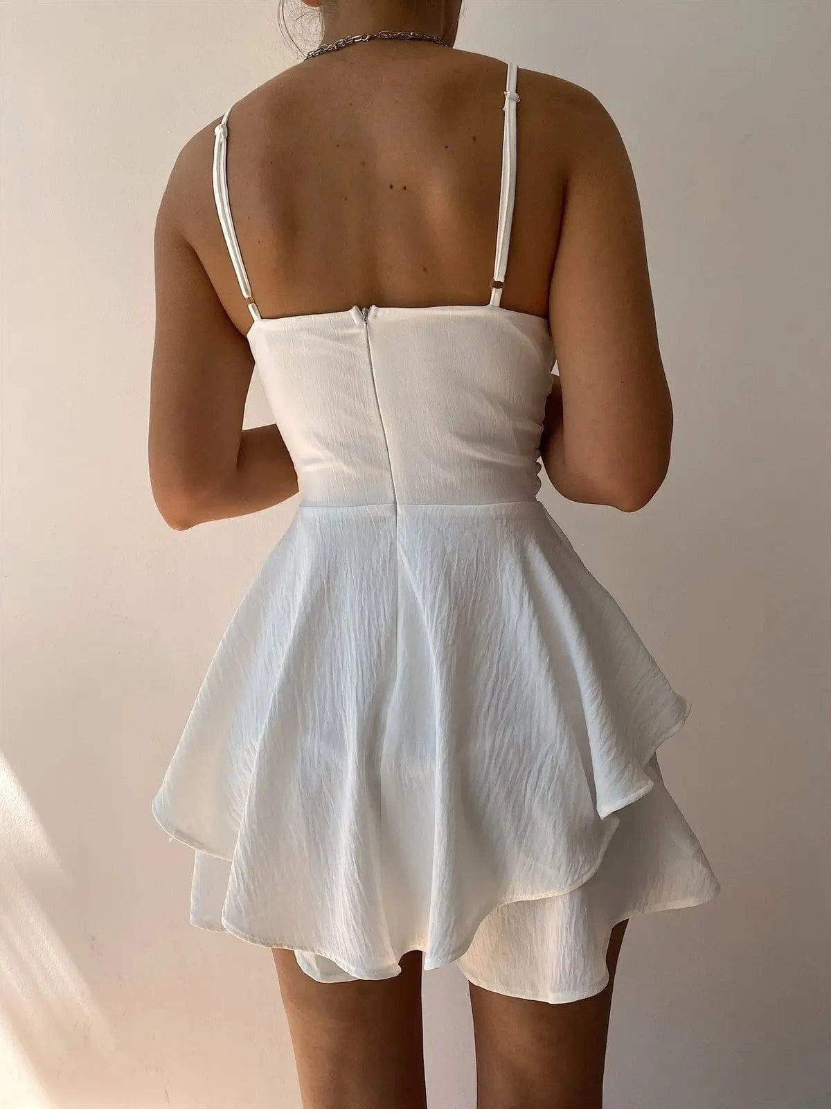 robe courte été fluide drapée pour mariage invité chic silhouette trapèze sans manches beige