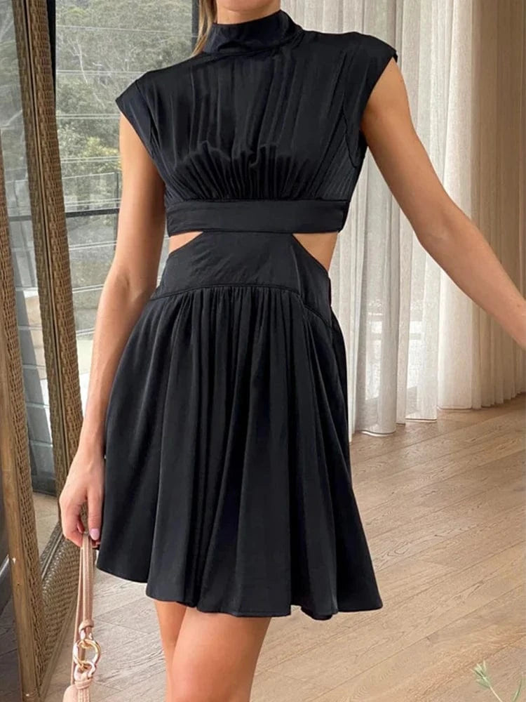 robe courte fluide col halter pour soirée chic d'été en satin rouge silhouette trapèze sans manches