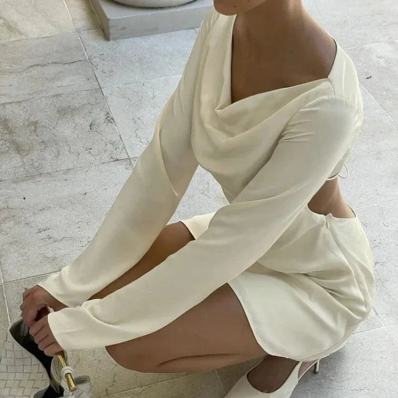 Robe courte satinée beige manches longues