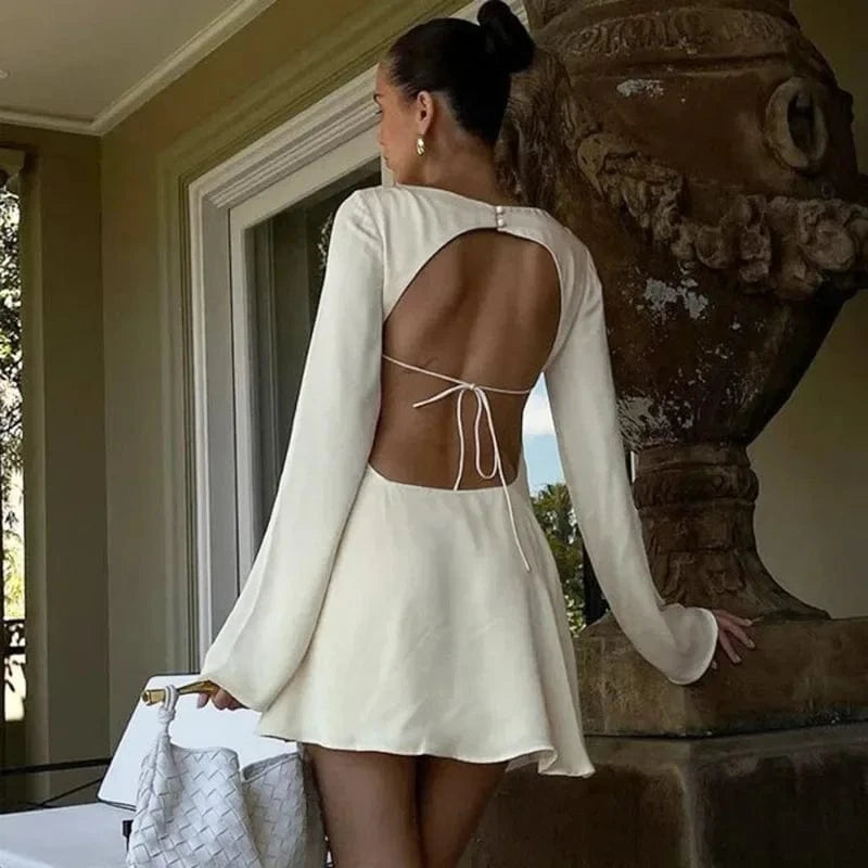 Robe courte satinée beige manches longues