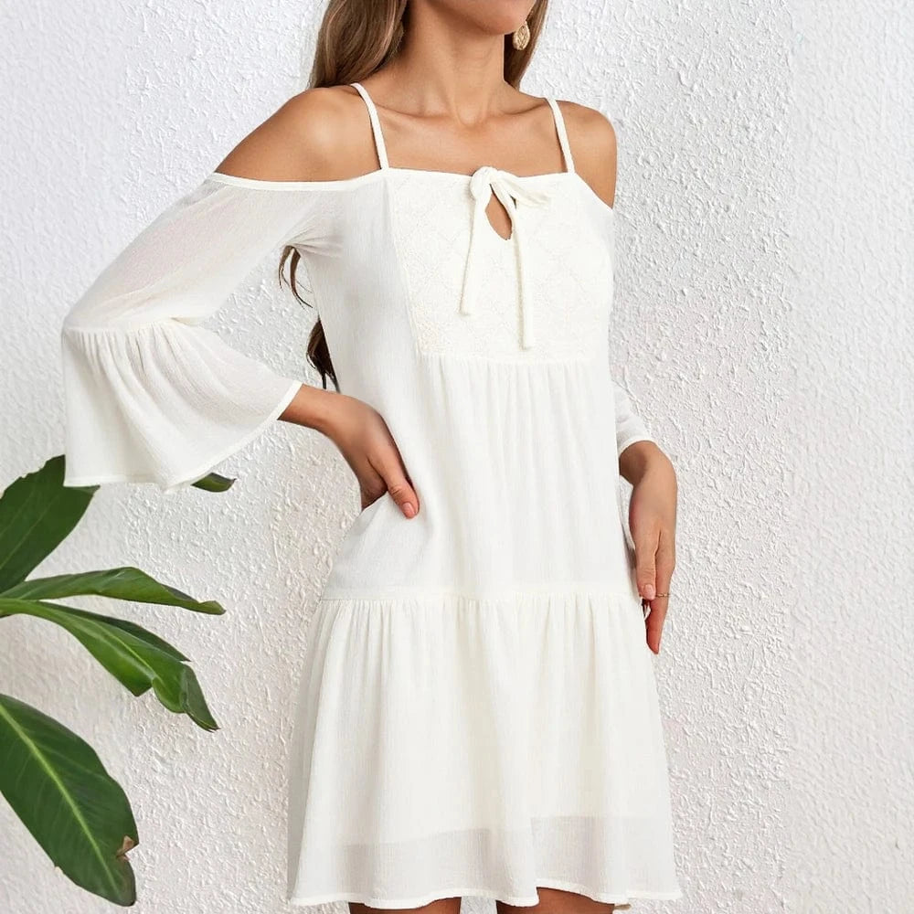 robe d’été blanche courte épaules dénudées idéale pour un look casual féminin et léger en été