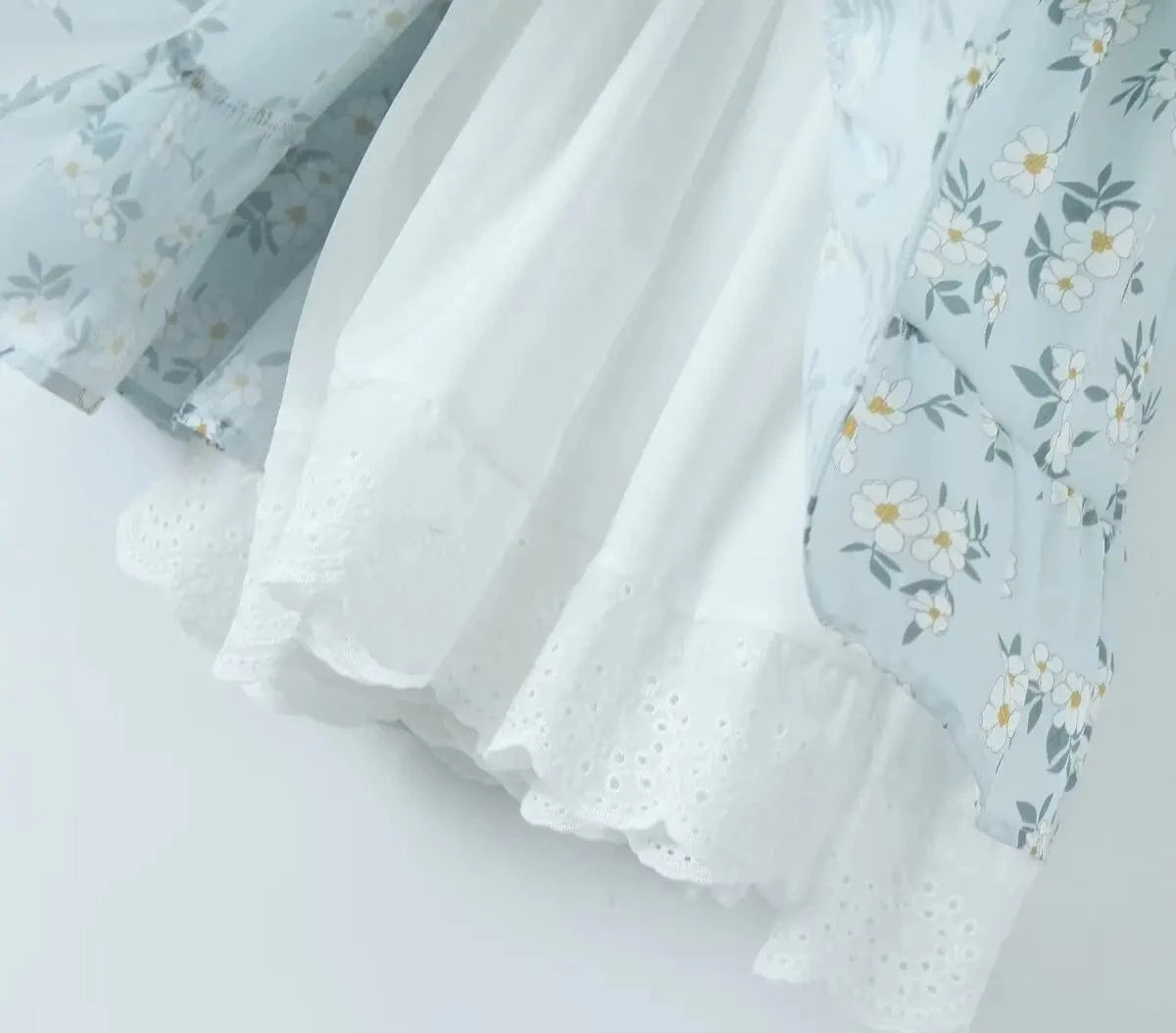 Robe d'été bohème bleue courte à volants et fleurs