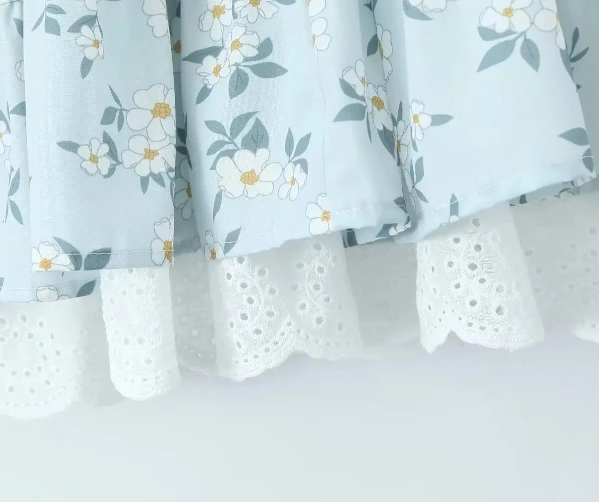 Robe d'été bohème bleue courte à volants et fleurs