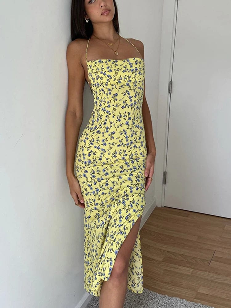 "Robe d'été dos nu jaune fleurie, style bohème, parfaite pour les soirées et événements en plein air, longueur midi avec fendue latérale élégante."