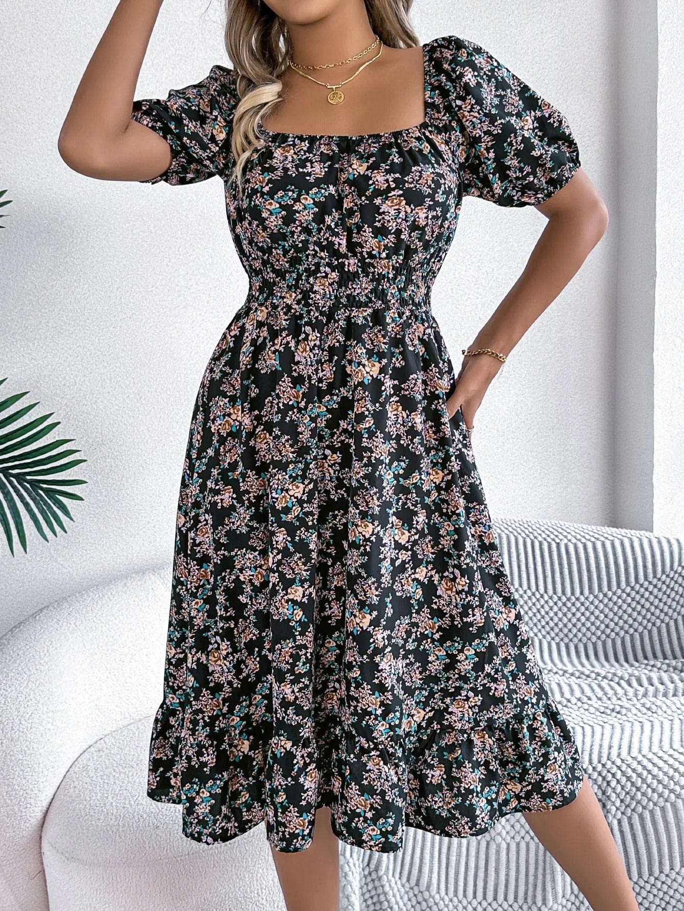 Robe d'été fleurie manches courtes col carré