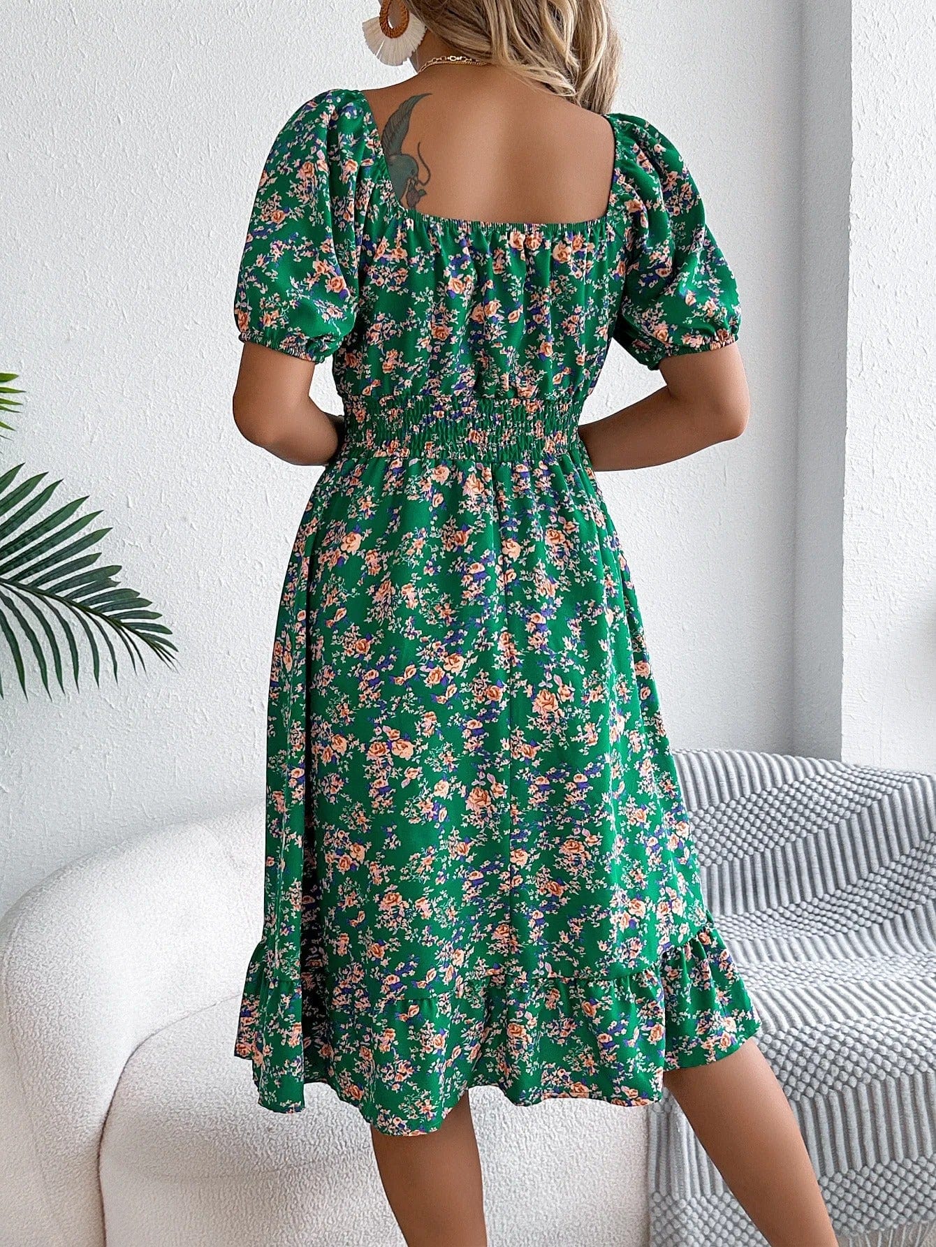 Robe d'été fleurie manches courtes col carré