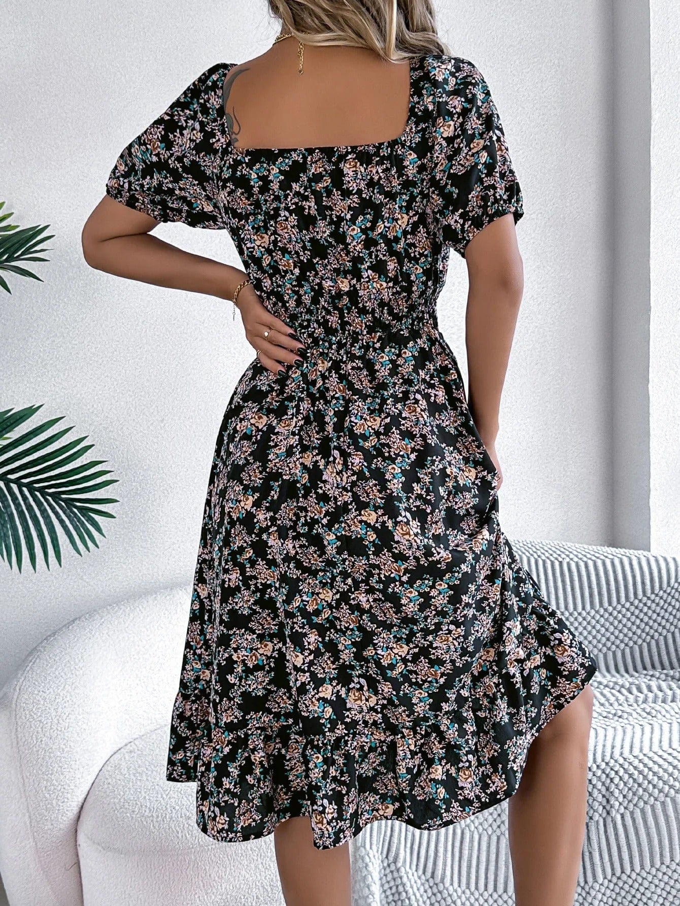 Robe d'été fleurie manches courtes col carré