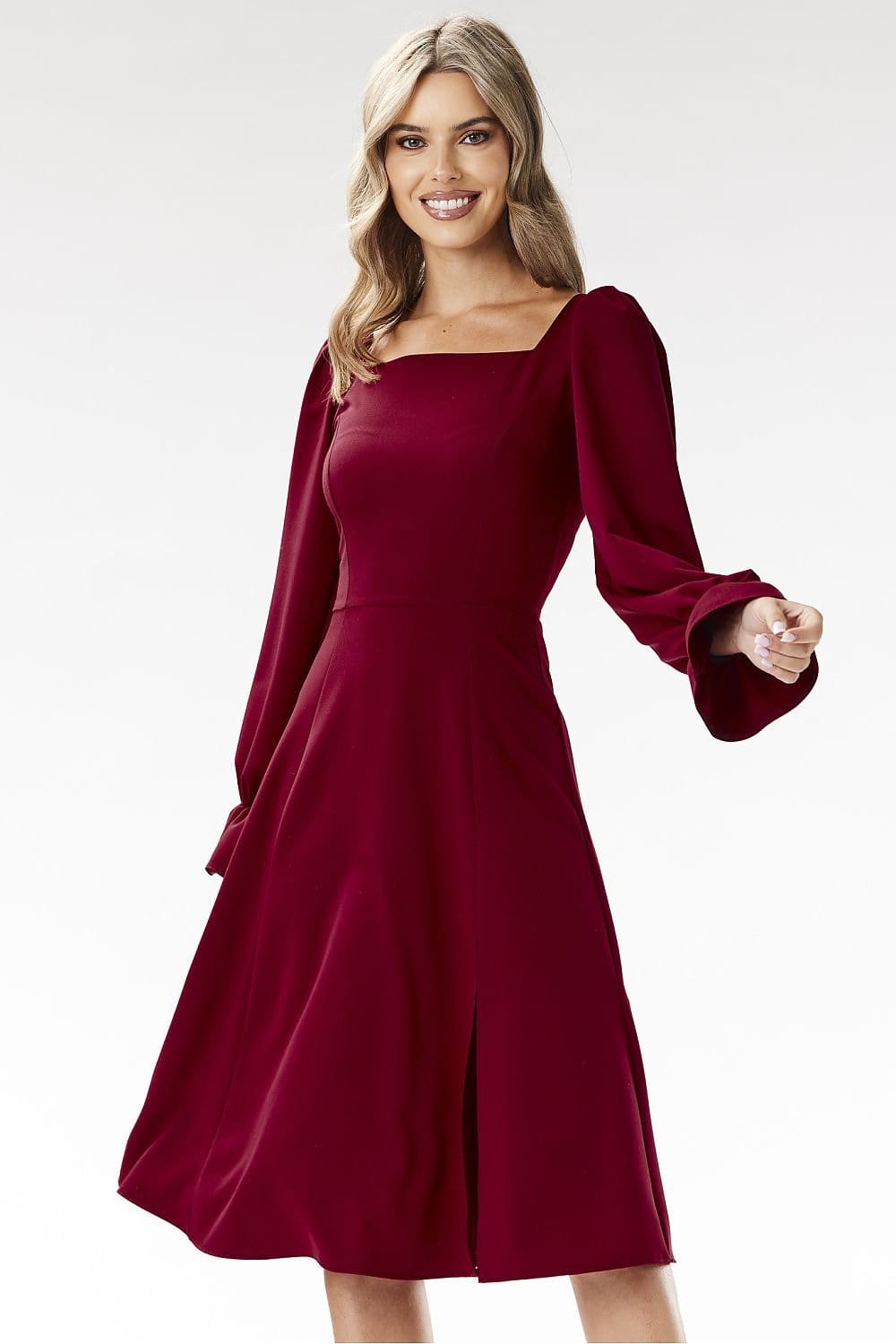 Robe cocktail chic rouge midi évasée manches longues, parfaite pour une soirée élégante