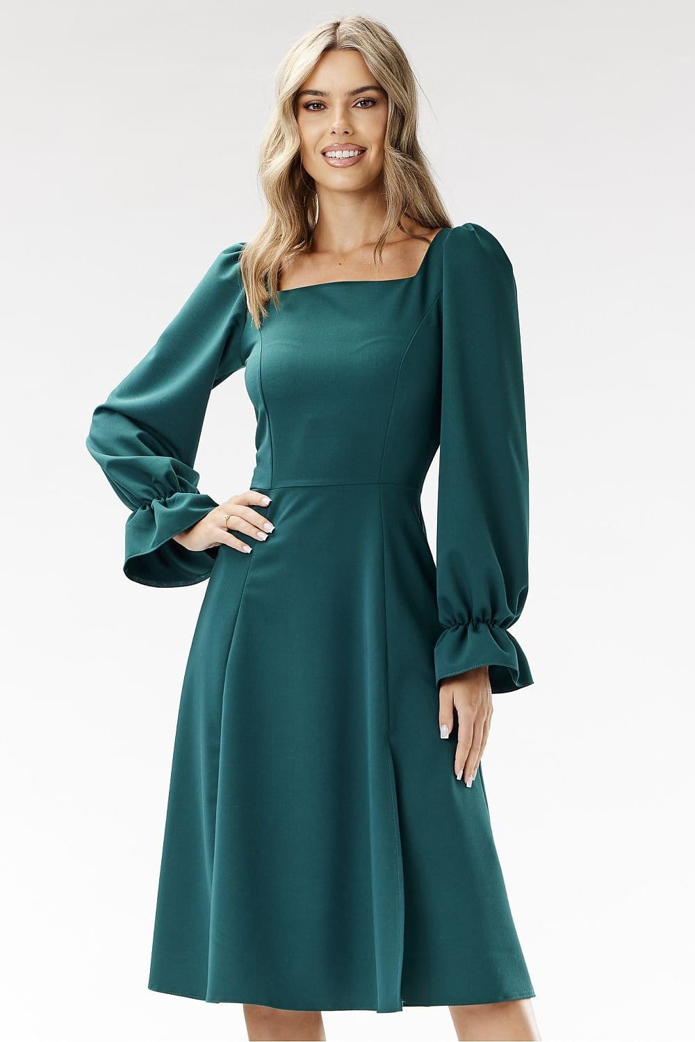 robe midi chic manches longues pour soirée élégante, coupe évasée fluide couleur intemporelle