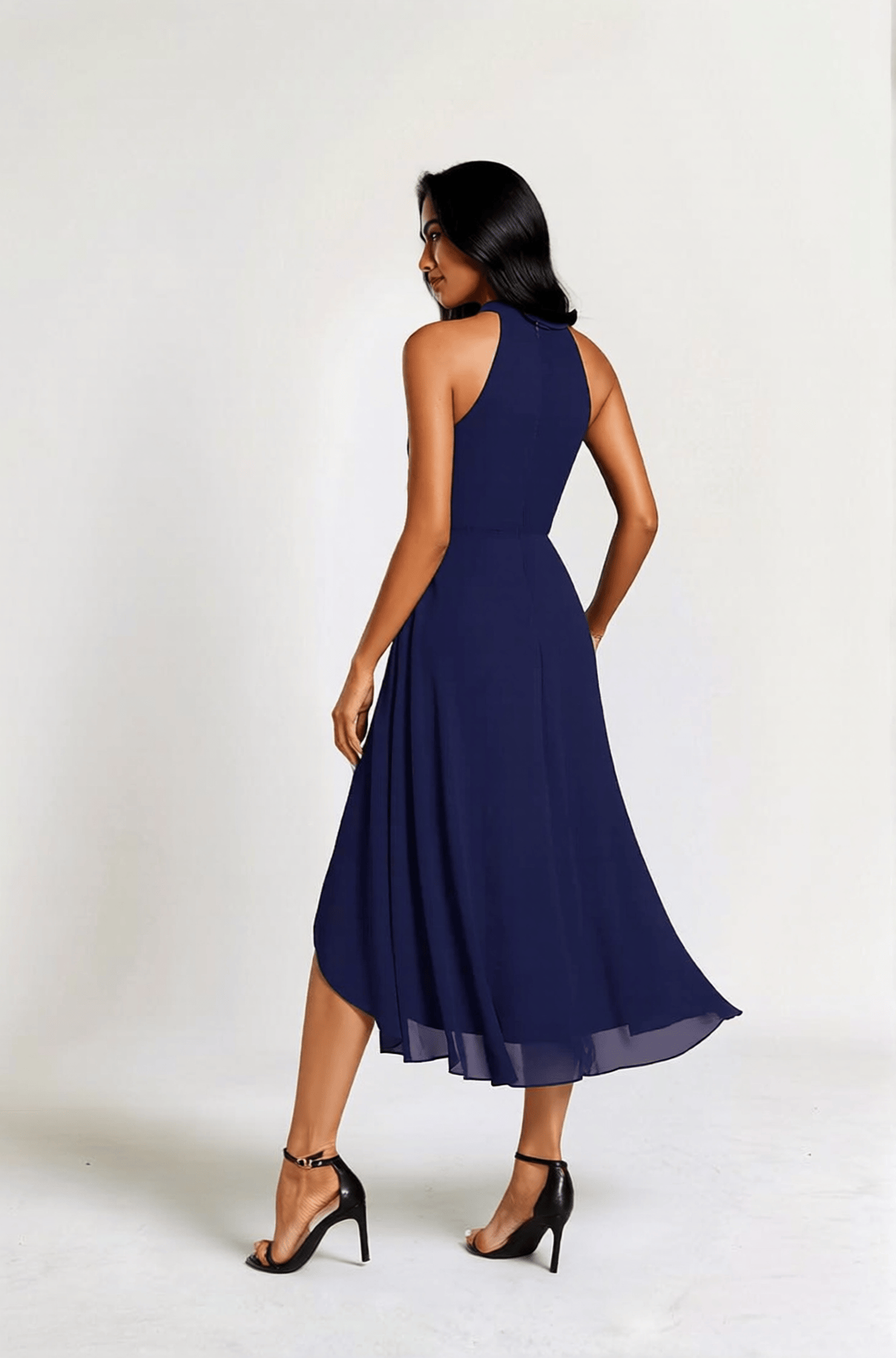 Robe de cocktail bleu marine fluide sans manches
