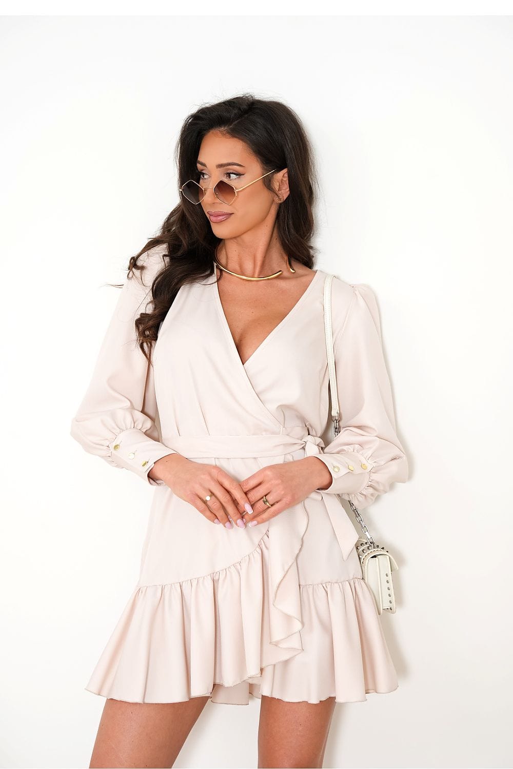 robe cocktail courte chic manches longues bouffantes pour soirée élégante ou mariage invité