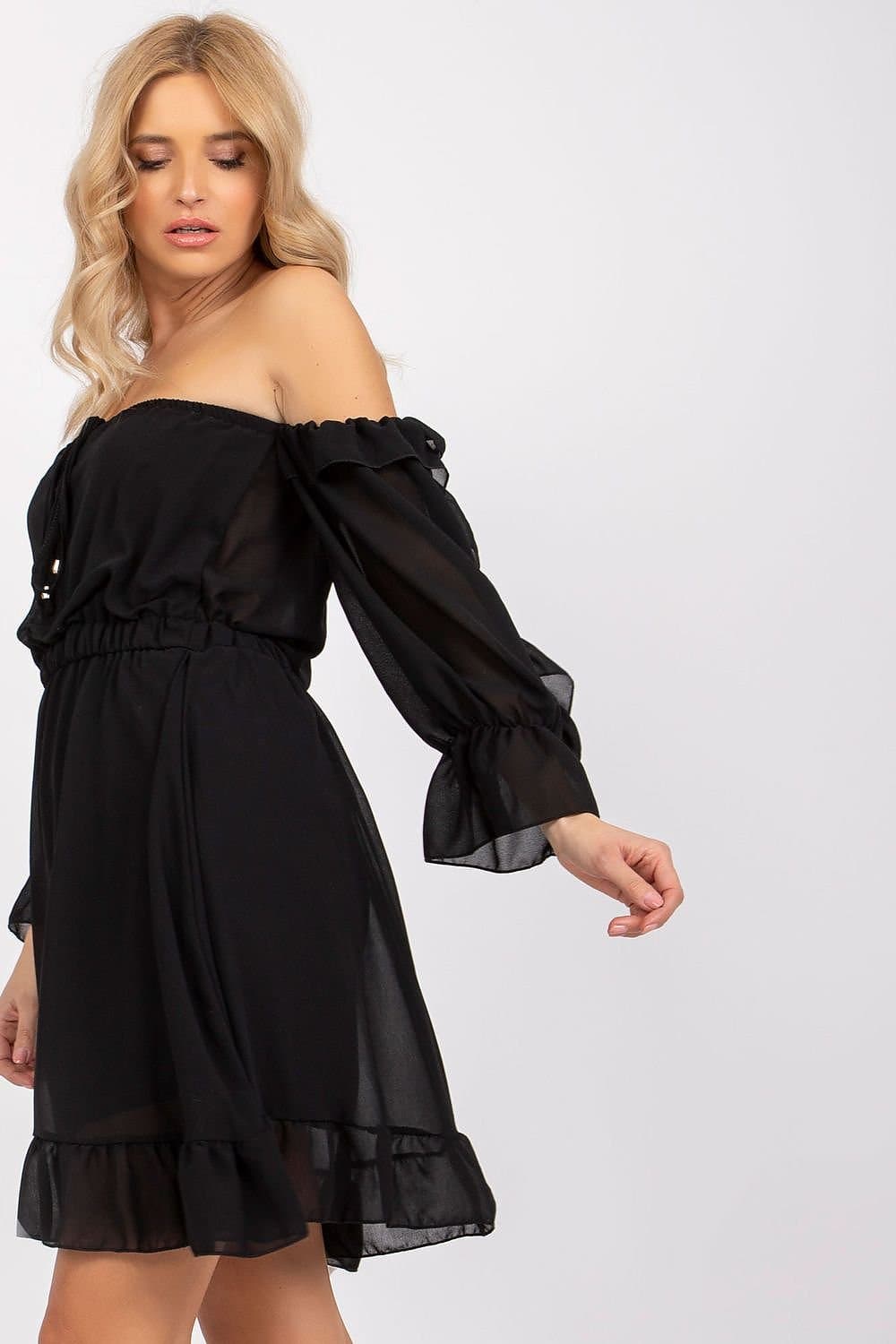 Robe de soirée noire courte épaules dénudées manches longues pour cocktail et événements.
