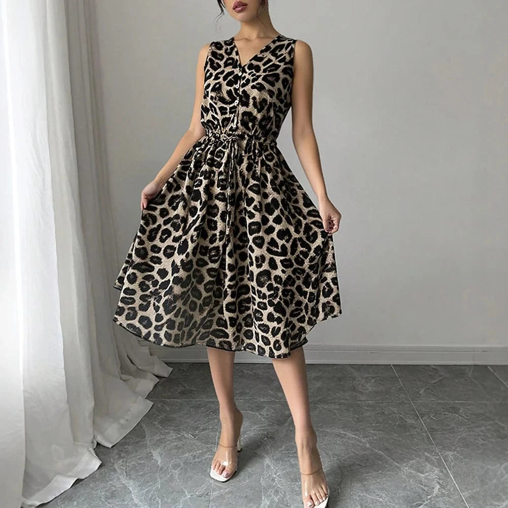 Robe de cocktail léopard évasée sans manches