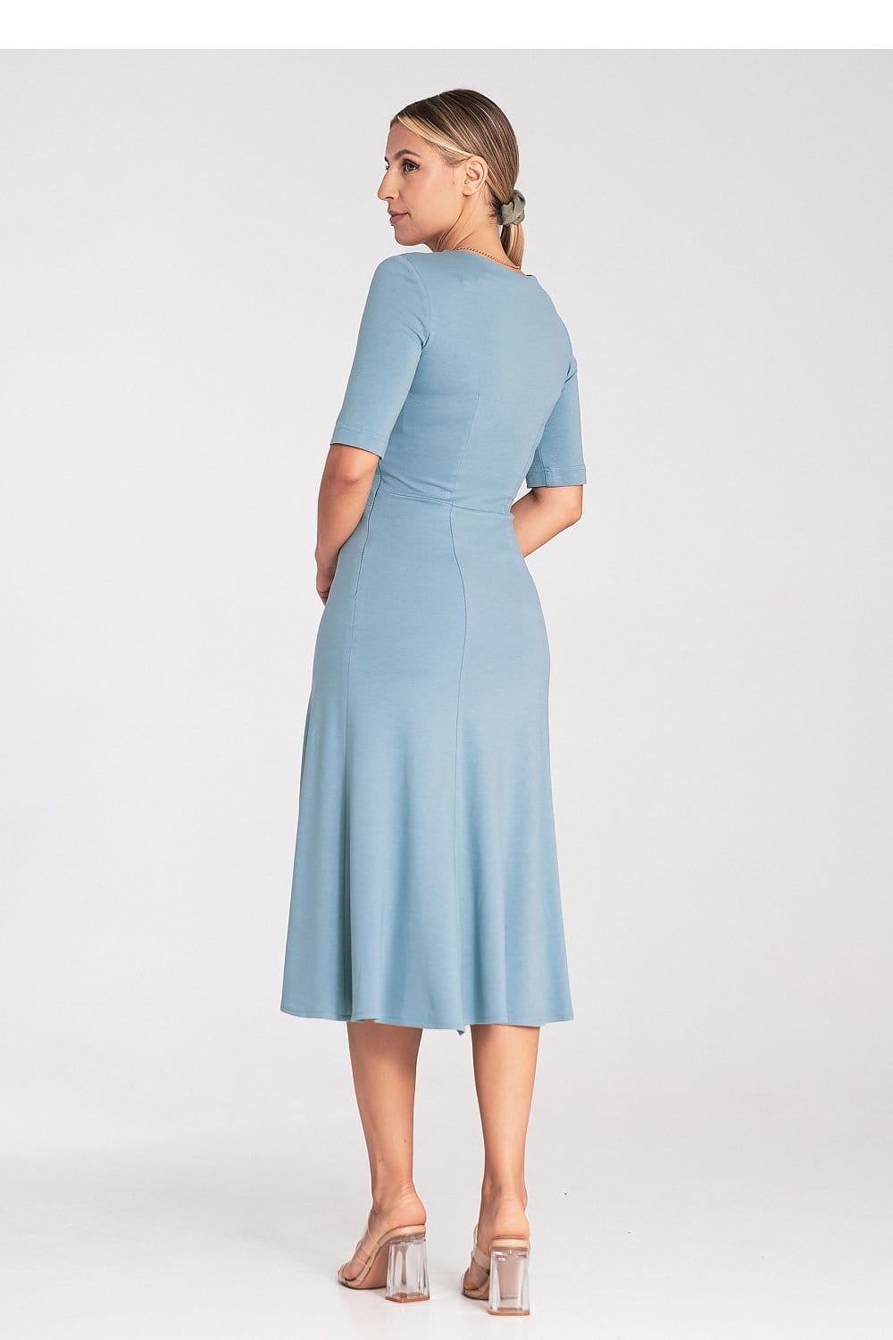Robe bleue midi pour cocktail avec manches courtes et silhouette trapèze.