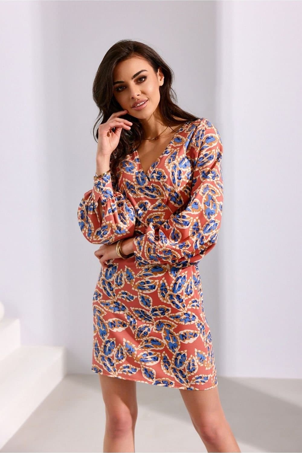 Robe de cocktail terracotta à motif feuilles, manches longues et coupe droite, idéale pour un évènement chic et tendance.