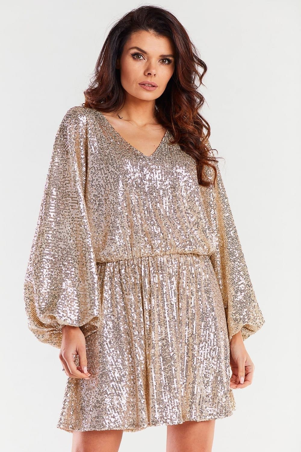 Robe de soirée paillette dorée courte manches longues pour cocktail et nouvel an, tendance et éblouissante pour un look de fête.