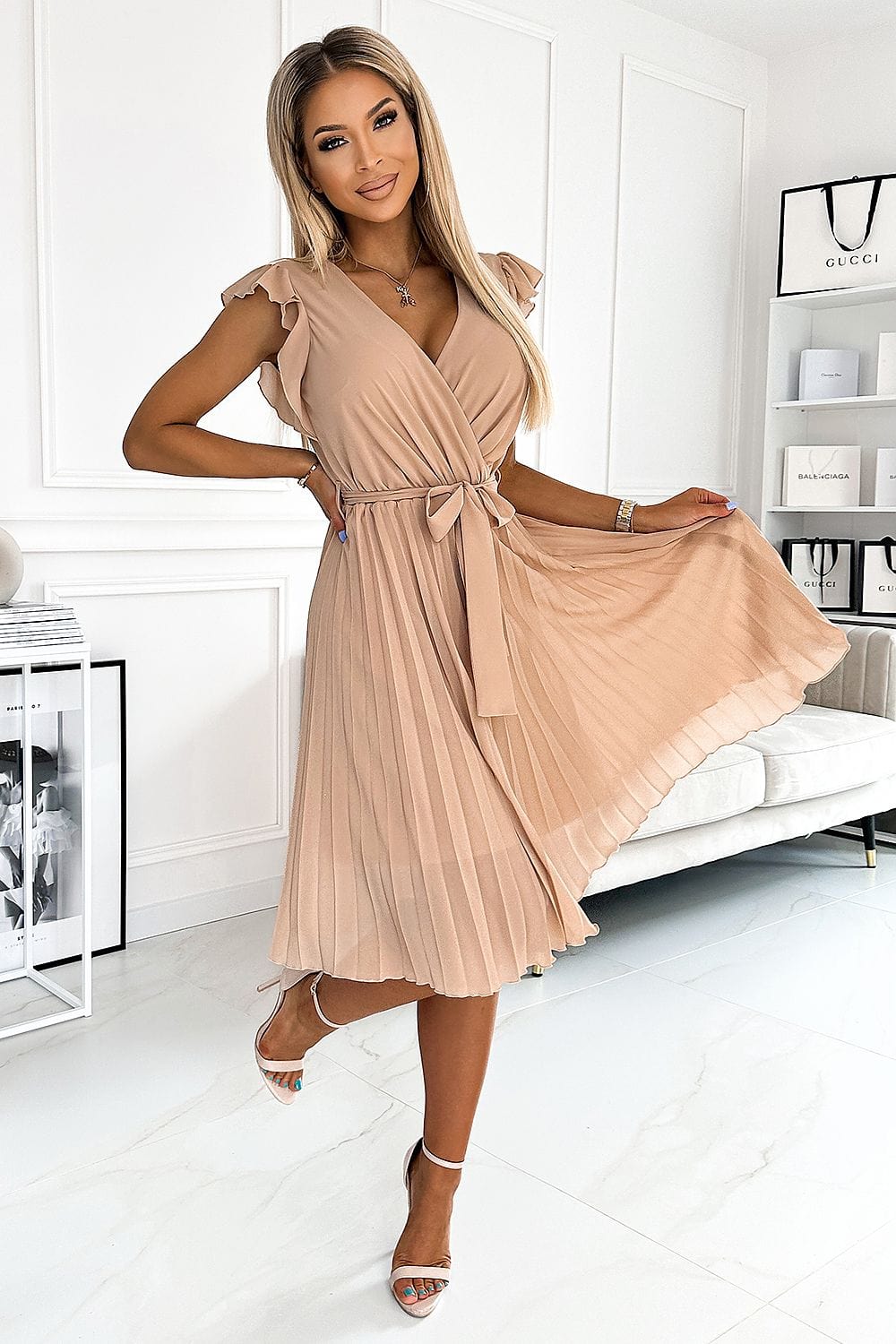 robe de cocktail plissée longue évasée sans manches rose poudré pour soirée chic d’été