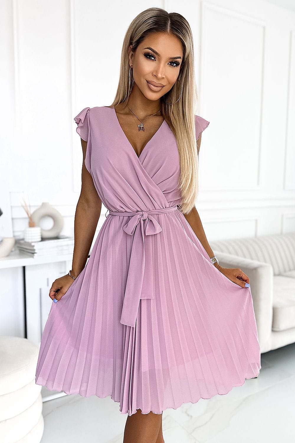 robe de cocktail chic longue bleu plissée sans manches style fluide pour soirée élégante d'été